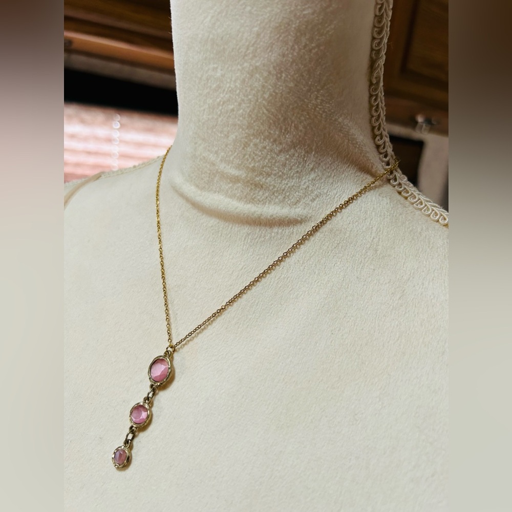 Elegant graduated drop blush pink glass stone pendant on chain necklace - Picture 3 of 7